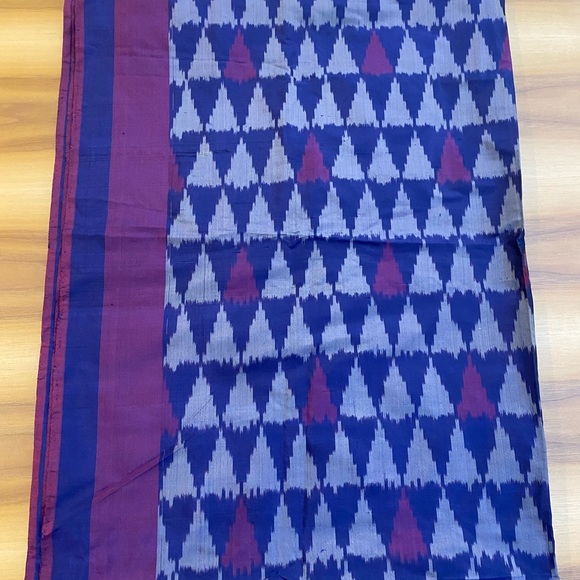 Large Silk Batik Scarf in excellent condition - Picture 8 of 14